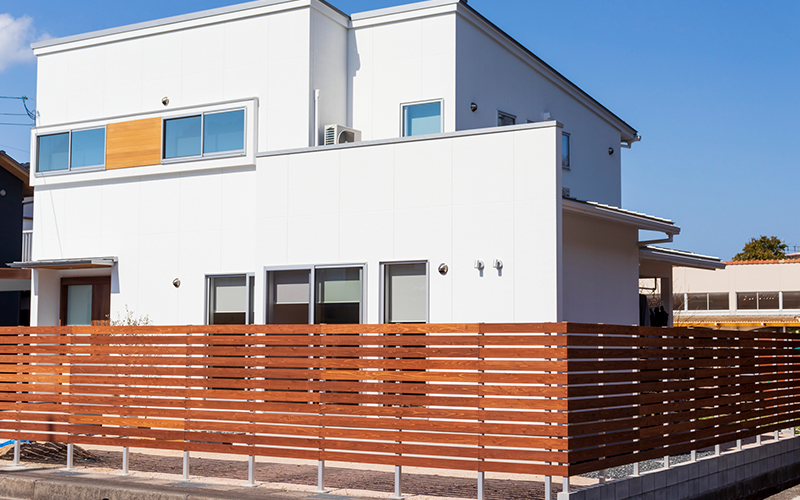 神奈川県横浜市青葉区の外壁塗装、屋根工事専門の株式会社丸親が提案するエクステリア施工のフェンス。近隣や隣接道路からのプライベートを守る目隠しフェンス