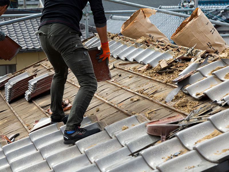 屋根の葺き替え工事は残念ながら現状の屋根の損傷が激しく、板金工事でも修復が厳しい場合は屋根の履き替え工事になります。簡単に説明しますと、今ある屋根を外し、新たな屋根を作る工事です。