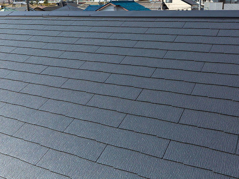 スレート材は日本でもっとも多く使われている屋根材です。「コロニアル」とも呼ばれています。「セメントで作った屋根材の表面を塗装した物」です。